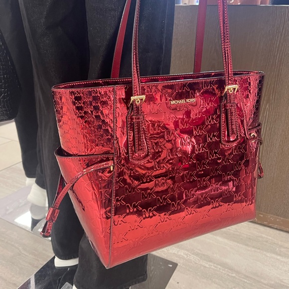 MICHAEL KORS Voyager Lg Metallic Logo Debossed EW Shoulder Tote Bag
Cherry
NWT - Picture 16 of 16